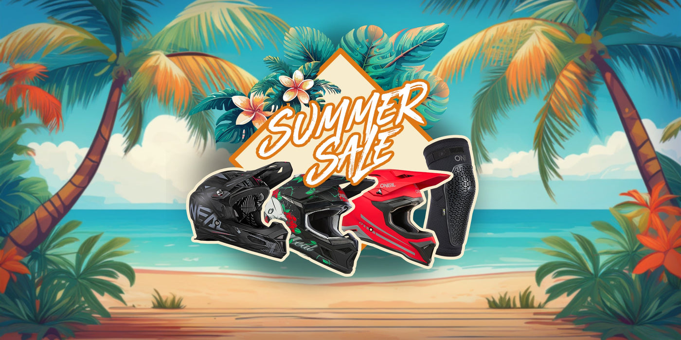 Drei Motorradhelme und ein Knieschutz sind auf einem tropischen Strandhintergrund mit Palmen und dem Text "Summer Sale" in der Mitte abgebildet.