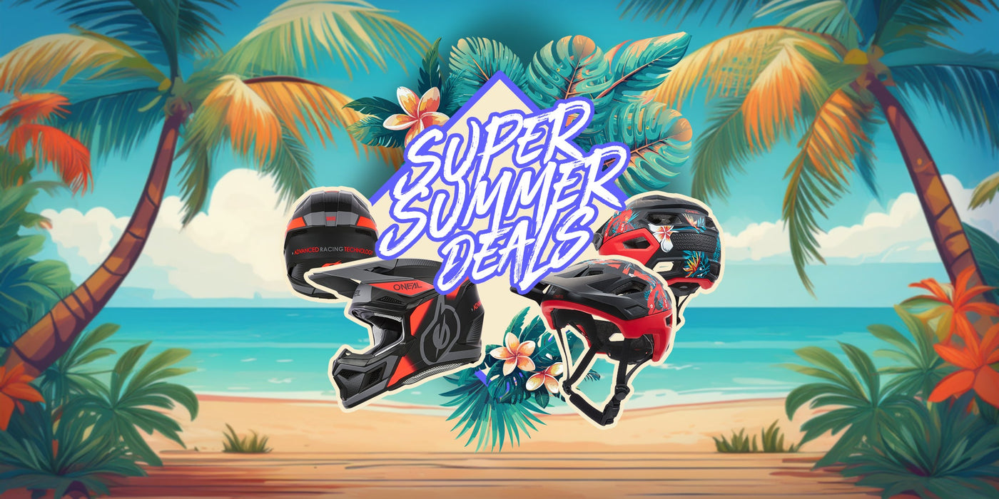 Vier Motocross-Helme sind auf einem tropischen Strandhintergrund mit Palmen und einem leuchtenden "Super Summer Deals"-Schild in der Mitte abgebildet.