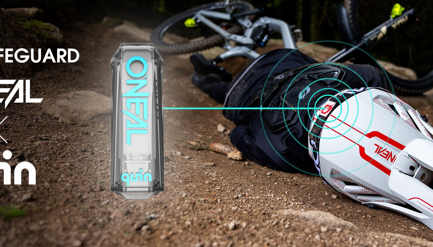 Ein Radfahrer liegt neben einem Fahrrad auf dem Boden. Ein Helmsensor ist hervorgehoben und mit einem digitalen Gerät verbunden. Der Text lautet: „DIGITAL LIFEGUARD O'NEAL x quin.“.