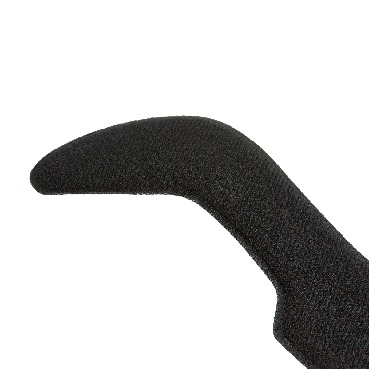 Der O'NEAL Liner TRAILFINDER Helm von O'NEAL zeichnet sich durch ein bumerangförmiges, dunkles, strukturiertes Design aus, das auf einem schlichten weißen Hintergrund dargestellt wird.