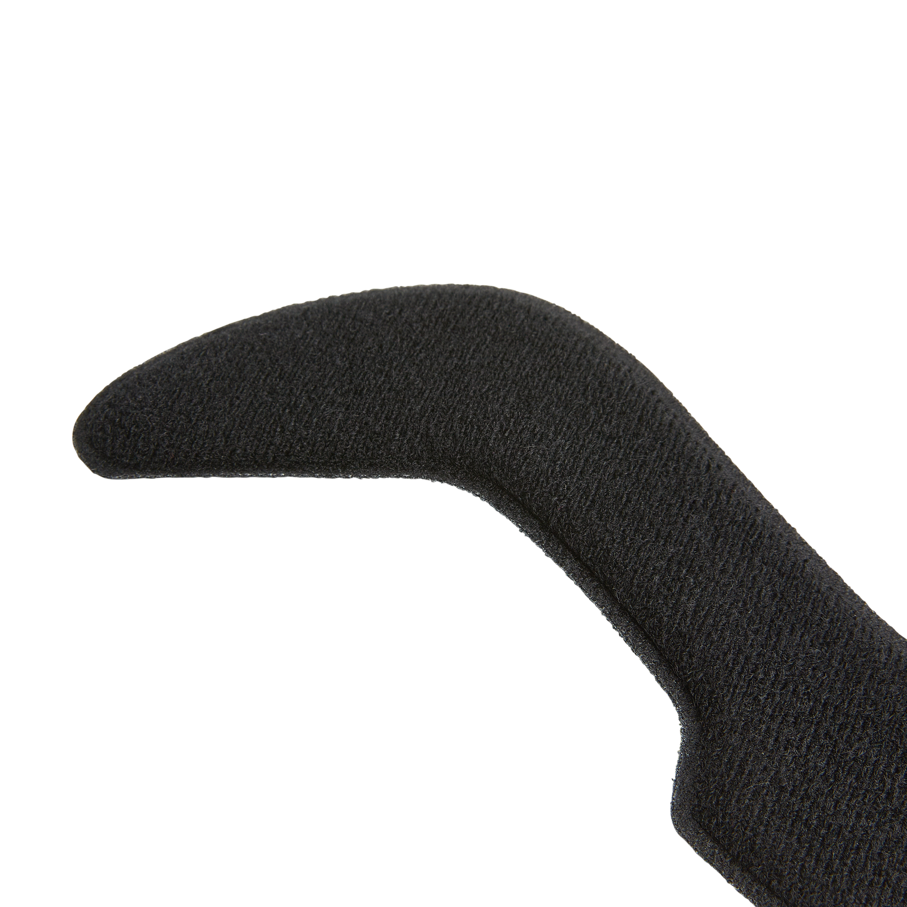 Der O'NEAL Liner TRAILFINDER Helm von O'NEAL zeichnet sich durch ein bumerangförmiges, dunkles, strukturiertes Design aus, das auf einem schlichten weißen Hintergrund dargestellt wird.