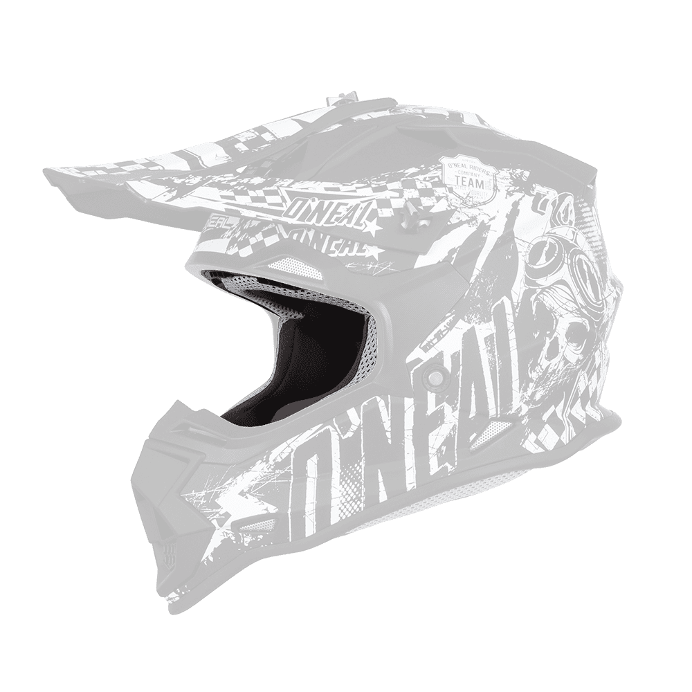 Der O'NEAL Liner & Cheek Pads 2SRS Jugendhelm zeichnet sich durch auffällige schwarze und weiße Grafiken aus, darunter Totenköpfe, Karomuster und das "O'NEAL"-Logo an den Seiten.