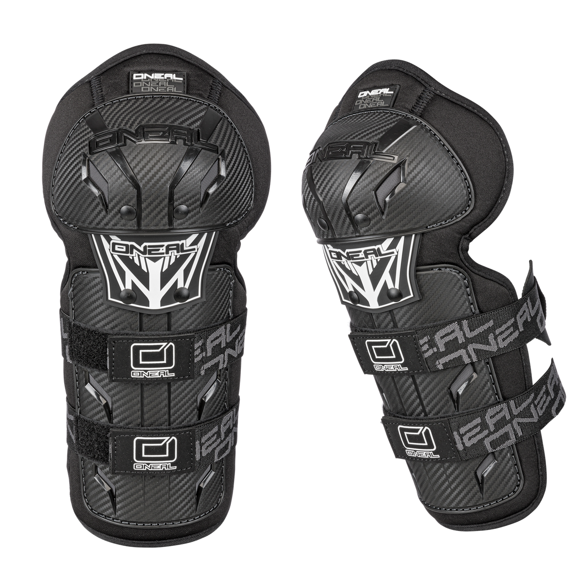 Ein Paar O'NEAL PRO III Knee Guard CARBON in Schwarz mit verstellbaren Riemen und einem stylischen Muster in Carbonoptik auf schwarzem Hintergrund.