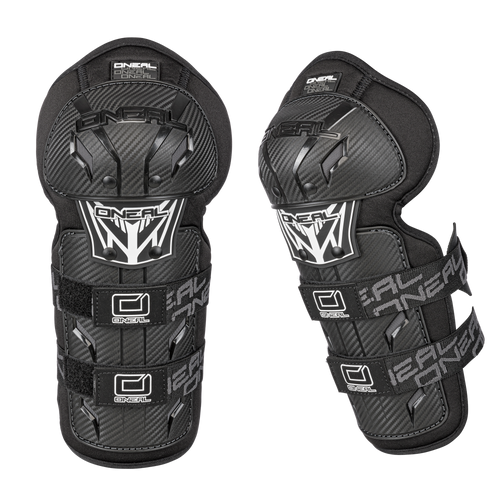 Ein Paar O'NEAL PRO III Knee Guard CARBON in Schwarz mit verstellbaren Riemen und einem stylischen Muster in Carbonoptik auf schwarzem Hintergrund.
