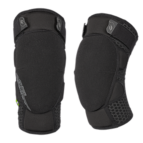 Zwei schwarze O'NEAL REDEEMA Knieschützer mit Netzbelüftung und verstellbaren Riemen, nebeneinander gezeigt, um Vorder- und Seitenansichten zu zeigen. Das O'NEAL-Logo ist auf dem linken Schutz sichtbar.