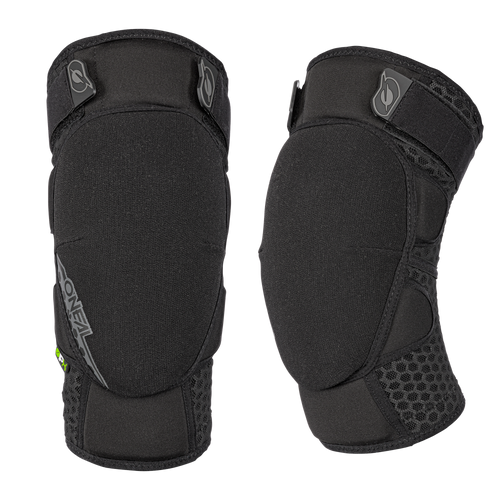 Zwei schwarze O'NEAL REDEEMA Knieschützer mit Netzbelüftung und verstellbaren Riemen, nebeneinander gezeigt, um Vorder- und Seitenansichten zu zeigen. Das O'NEAL-Logo ist auf dem linken Schutz sichtbar.