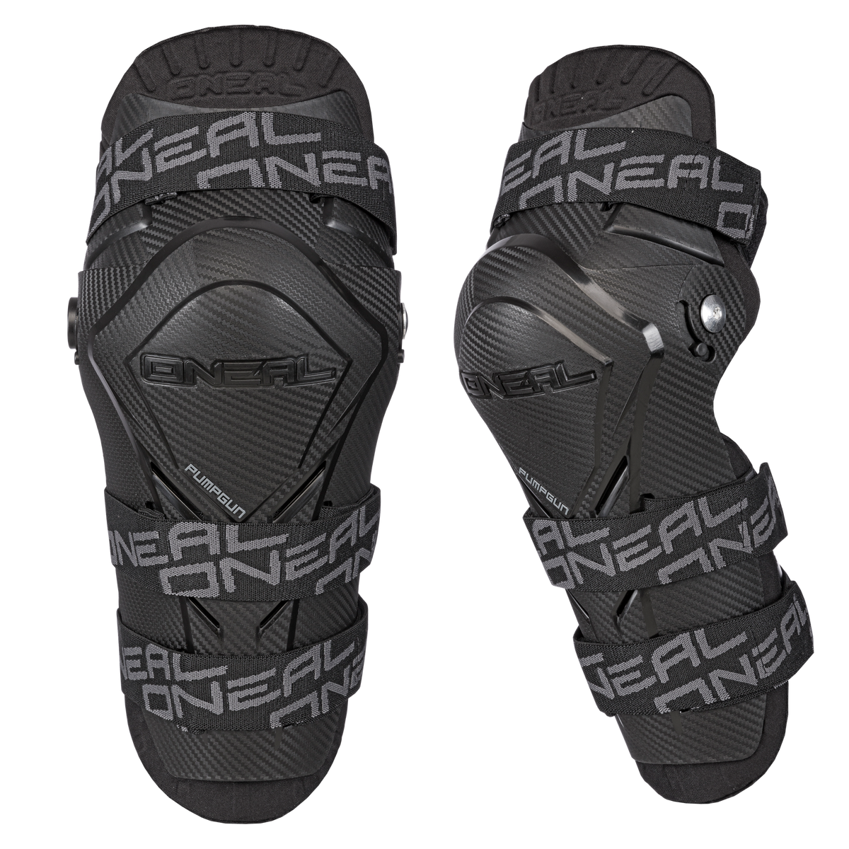 Ein Paar schwarze O'NEAL PUMPGUN MX Knieschützer mit verstellbaren Riemen und Schutzhülle für den Sport oder das Motorradfahren, dargestellt von vorne und von der Seite auf einem weißen Hintergrund.