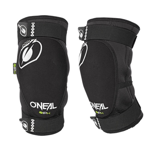 Ein Paar schwarzer O'NEAL DIRT Knieschützer mit weißen Logos und Text, entwickelt für den Sportschutz, gezeigt von vorne und von der Seite vor einem einfarbigen Hintergrund.