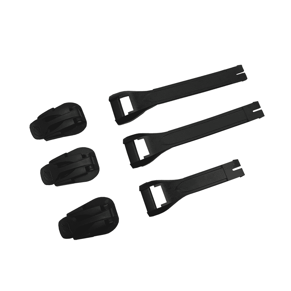Fünf schwarze Kunststoffteile aus dem O'NEAL RSX Boot Full Buckle/Strap Kit: drei abgerundete Clips auf der linken Seite und zwei längere, flache, gegabelte Riemen auf der rechten Seite, alle in Reihen vor einem soliden grünen Hintergrund angeordnet.