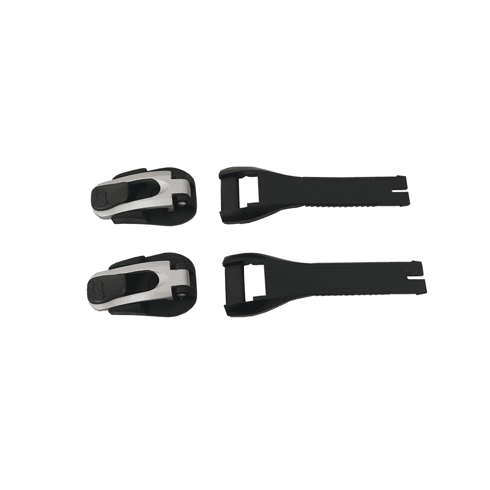 Zwei Teile des O'NEAL SIERRA PRO Boot Full Buckle/Strap Kit von O'NEAL mit schwarzen und silbernen Hebeln und passenden Riemen sind nebeneinander auf grünem Hintergrund abgebildet.