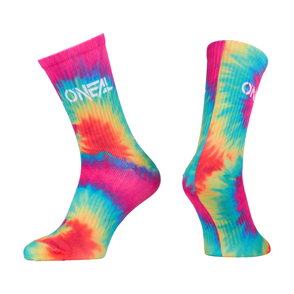 Die O'NEAL MTB Performance Socke TWIST verfügt über ein farbenfrohes Multi-Tie-Dye-Design mit dem O'NEAL-Logo, das auf unsichtbaren Fußformen vor weißem Hintergrund abgebildet ist.