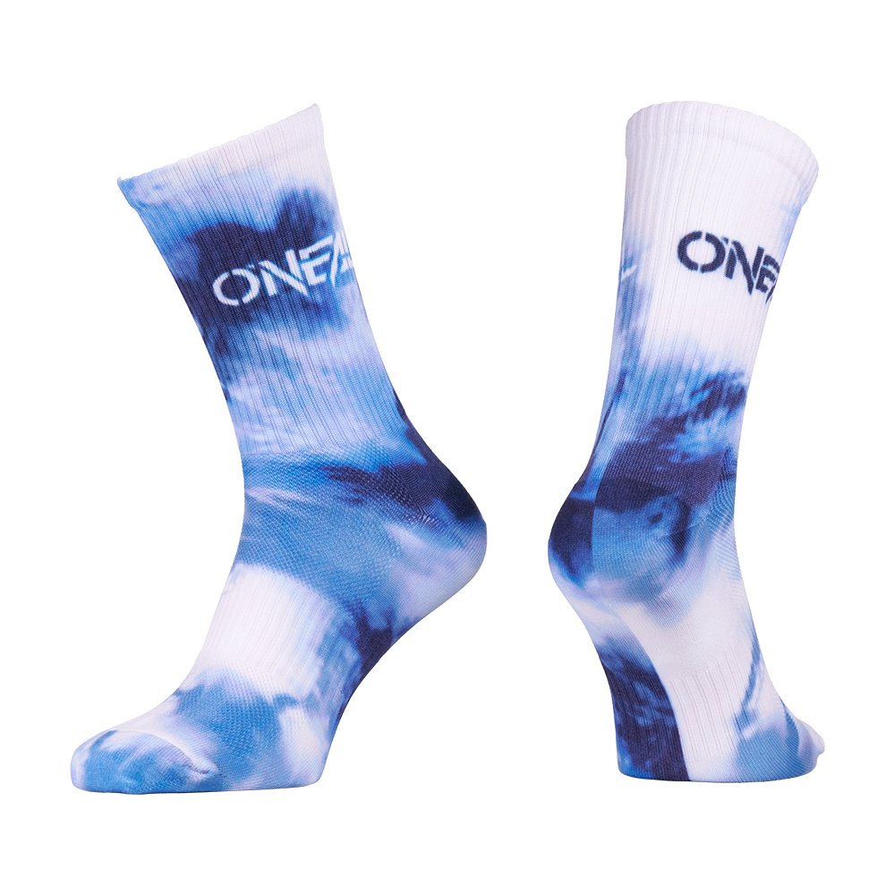 Due calzini da MTB O'NEAL TWIST in blu/bianco con un'accattivante scritta "ONE" nella parte superiore e un design tie-dye blu. Eleganti e resistenti, sono perfetti per qualsiasi avventura in mountain bike.