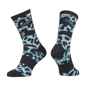 L'O'NEAL MTB Performance Sock WILD presenta un motivo leopardato nero e turchese con il logo O'NEAL in bianco su sfondo bianco.