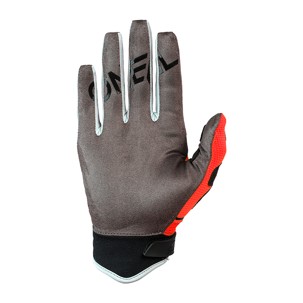 Ein O'NEAL REVOLUTION Nanofront Handschuh wird mit der Handfläche nach oben gezeigt. Überwiegend grau mit schwarzem O'NEAL-Branding, hat er leuchtend rote Akzente an der Seite und schwarzes Material am Handgelenk.