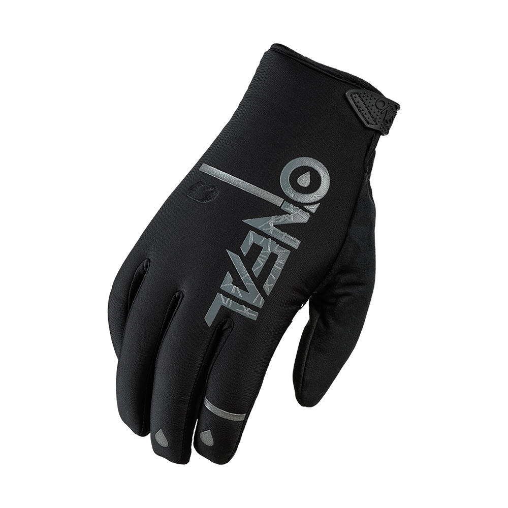 Der O'NEAL WINTER WP Handschuh ist ein schwarzer Motocross-Handschuh mit silbernem "O'NEAL"-Schriftzug auf dem Handrücken, mit einer Touchscreen-kompatiblen Zeigefingerspitze und einem strukturierten Grip-Patch am Handgelenk.
