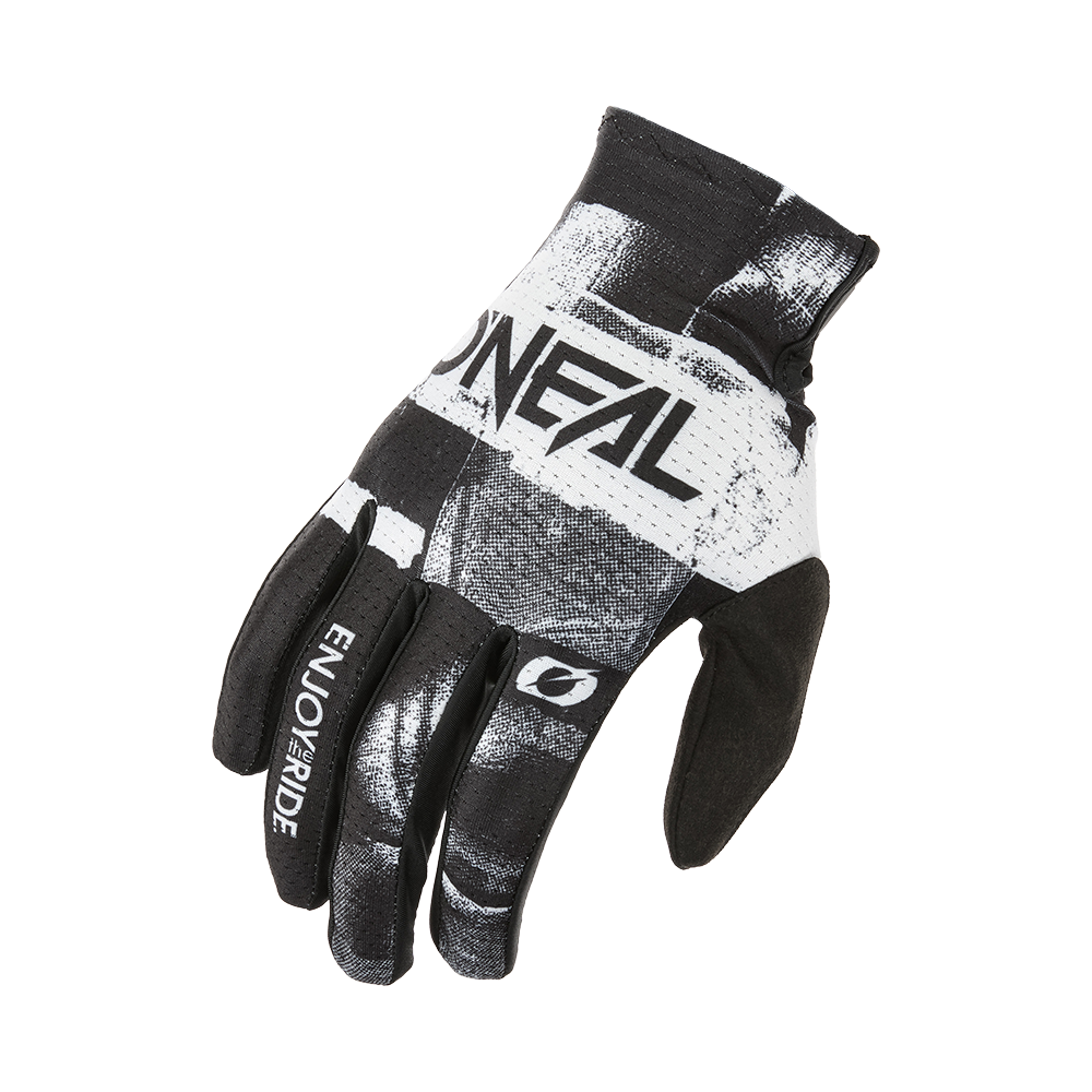 Der O'NEAL MATRIX Glove ROLLER ist ein schwarz-weißer Fahrradhandschuh mit einem modernen abstrakten Muster, dem O'NEAL-Logo auf dem Handrücken und dem Aufdruck "ENJOY THE RIDE" auf dem Zeigefinger.