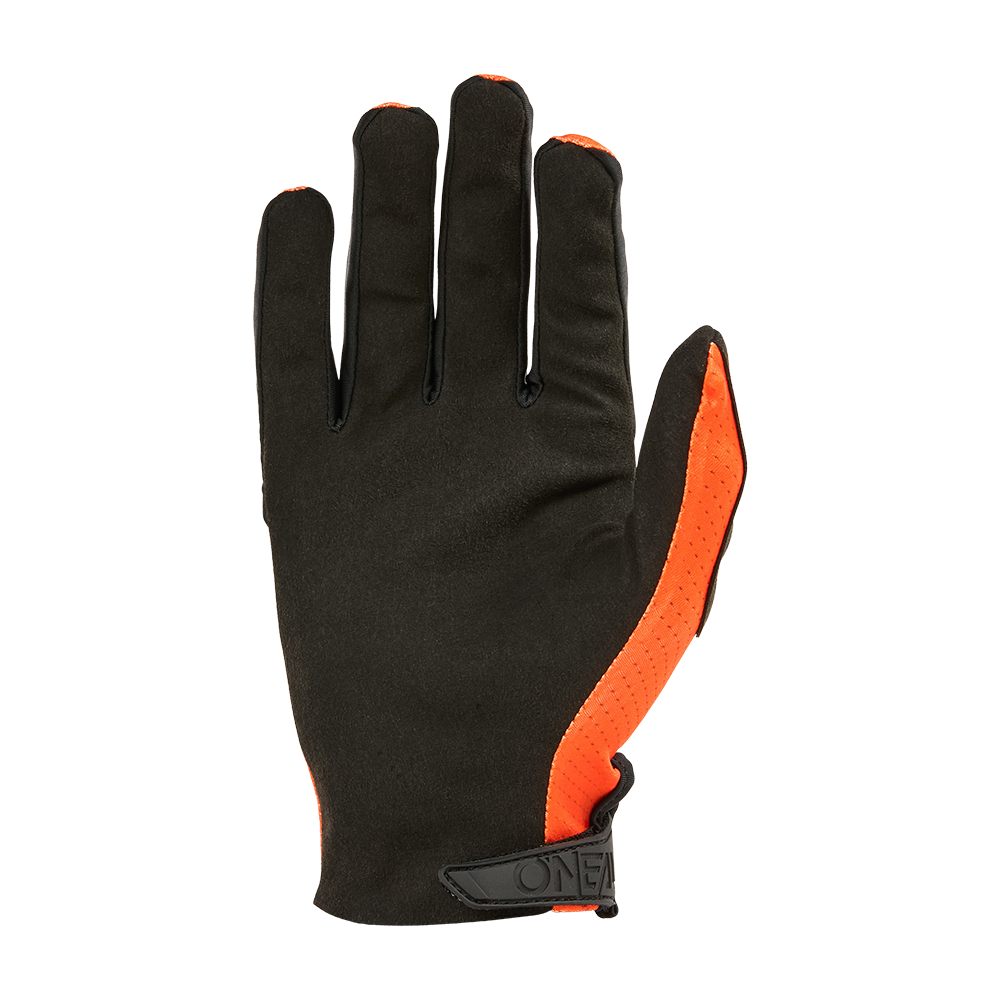 Der O'NEAL MATRIX Handschuh STACKED ist ein schwarzer Handschuh mit einem orangefarbenen Randstreifen und einer "ONE"-Schlaufe am Handgelenk, abgebildet mit der Handfläche nach unten auf weiß. Perfekt als Mountainbike oder Motocross Handschuh.