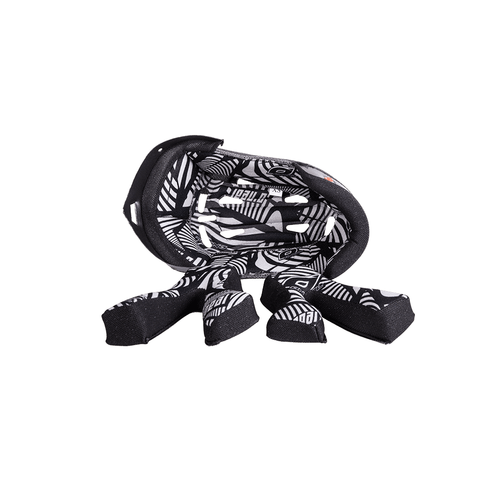 Der O'NEAL Liner & Cheek Pads FURY Helm von O'NEAL verfügt über geschwungene, gepolsterte, schwarz-weiß gemusterte Abschnitte für Komfort und Schutz im Helm. Abgebildet auf einem transparenten Hintergrund.