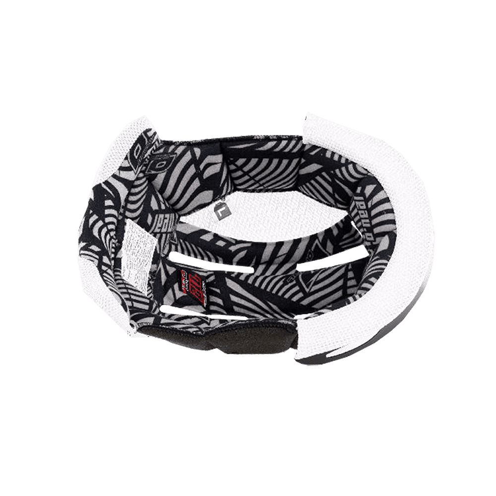 Der O'NEAL Liner 7SRS EVO Helm von O'NEAL verfügt über eine weiße Außenschale und ein Innenfutter mit einem auffälligen schwarz-weißen Muster aus abstrakten, geometrischen Formen. Die Innenfläche ist mit Polstern für mehr Komfort und Schutz ausgestattet.