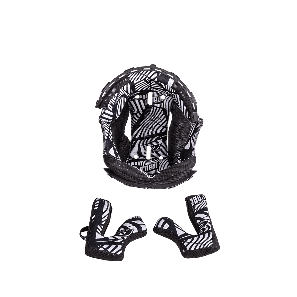 Der O'NEAL Liner & Cheek Pads WARP Helm von O'NEAL wird von oben gezeigt und hebt sein schwarzes Äußeres mit einem weißen geometrischen Muster und einer Innenpolsterung hervor. Zwei passende, abnehmbare Wangenpolster sind unterhalb des Helms auf einem transparenten Hintergrund zu sehen.