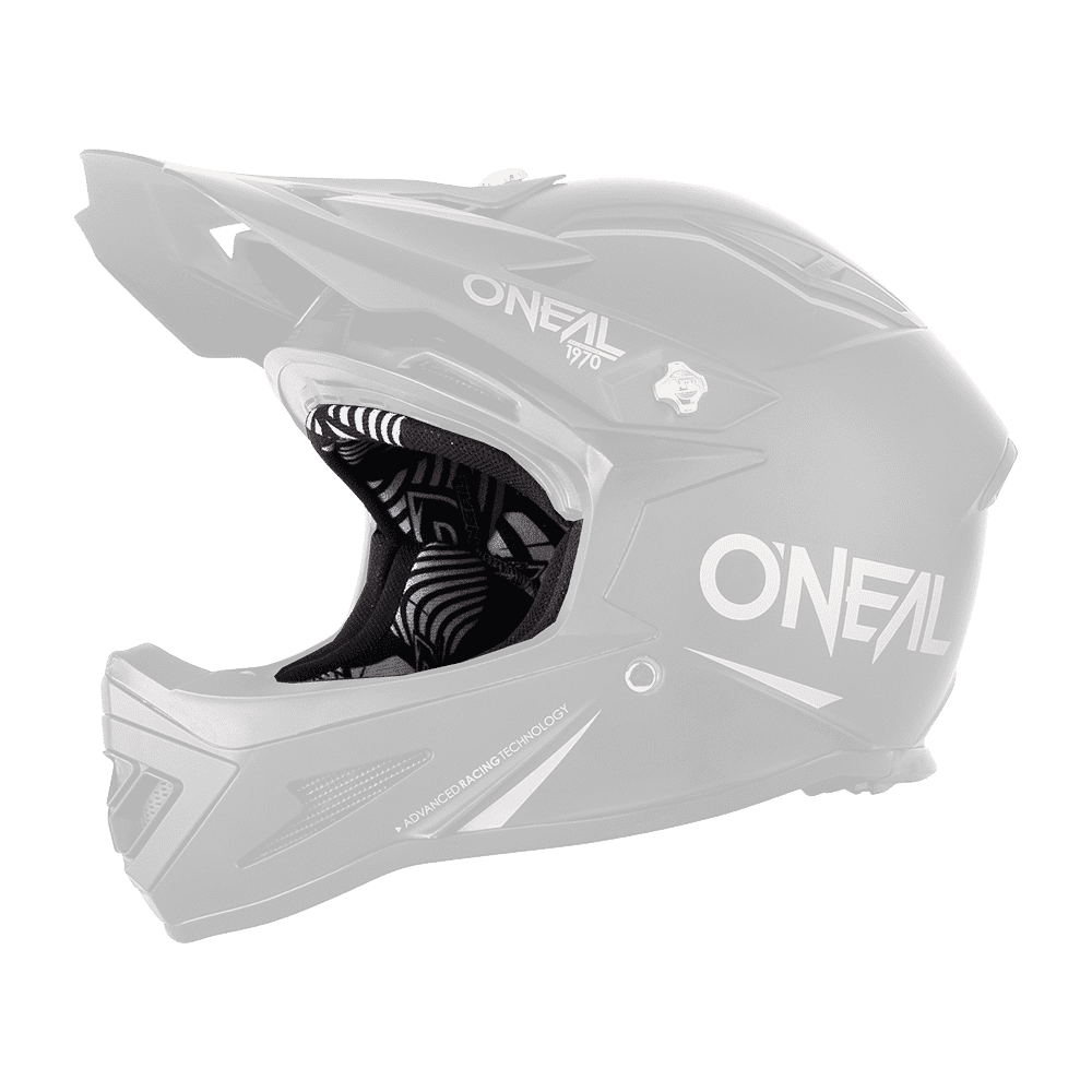 Der von der Seite gezeigte schwarze O'NEAL Liner & Cheek Pads WARP Helm verfügt über ein Visier, einen Kinnschutz, weiße Logos und Texte sowie ein geometrisch gemustertes Innenfutter.