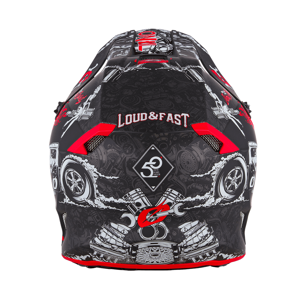Der O'NEAL 5SRS Polyacrylite Helm HR ist ein Motocross-Helm mit strapazierfähiger Schale, auffälliger schwarzer, weißer und roter Grafik von Motoren und Rädern, "LOUD & FAST"-Schriftzug und einem "50"-Emblem auf der Rückseite.