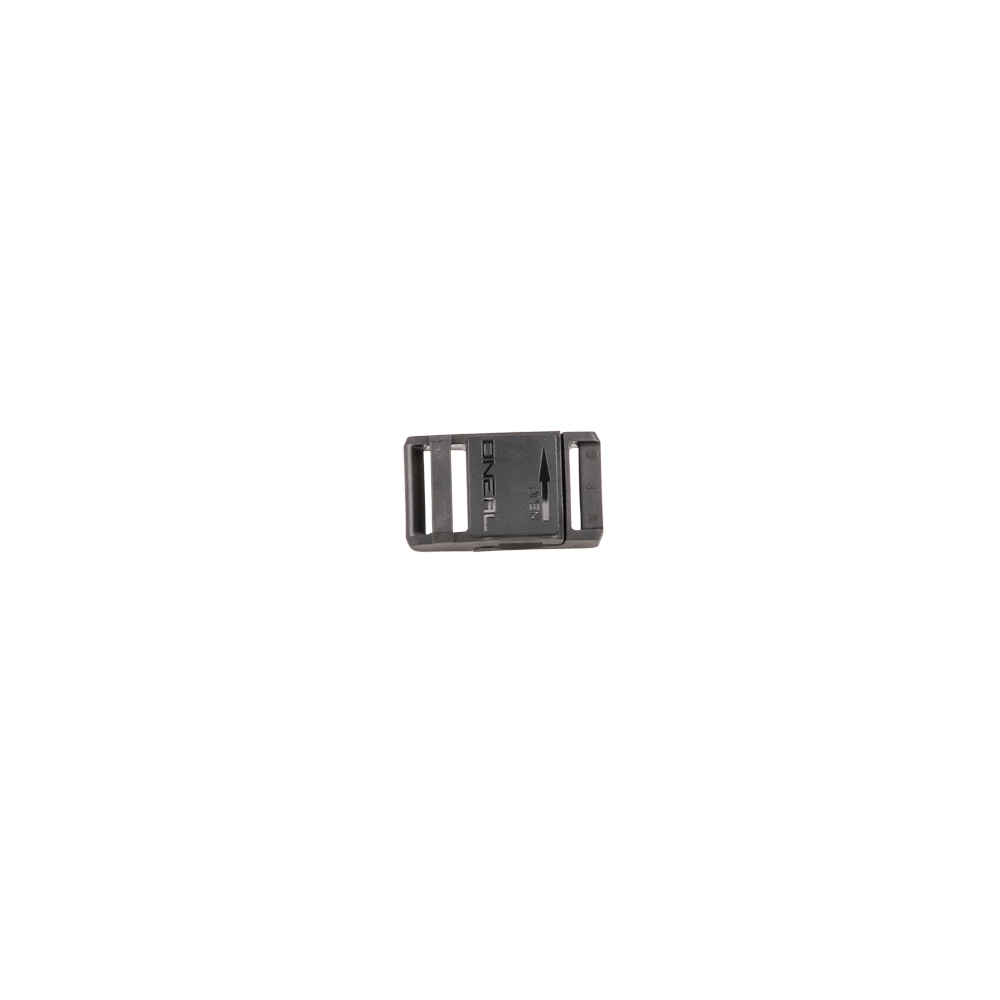 Der O'NEAL Fidlock Spare Buckle Full Face Helmet ist ein kleiner, schwarzer, rechteckiger Kunststoffverschluss mit zwei seitlichen Schlitzen, die mit "GENERAL" beschriftet sind und einem Pfeil, der die Befestigungsrichtung anzeigt.