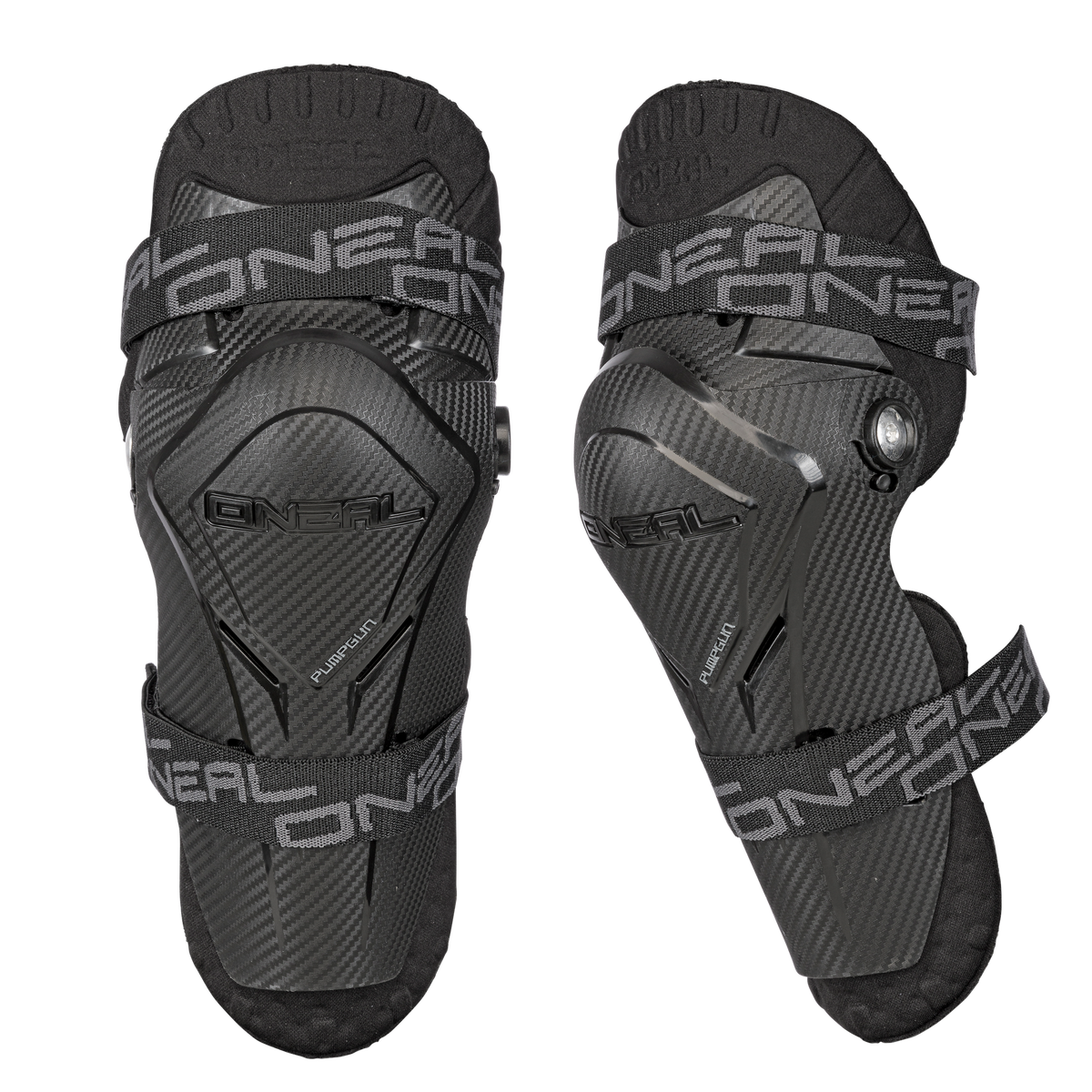Ein Paar O'NEAL PUMPGUN MX Knieschützer Kinder Carbon Look, mit verstellbaren Riemen und Hartschalenschutz - die ideale MTB/MX-Ausrüstung für junge Fahrer - auf weißem Hintergrund.