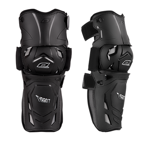 Zwei schwarze O'NEAL TYRANT MX Knieschützer mit verstellbaren Riemen verfügen über harte Außenschalen und Polsterungen zum Schutz, dargestellt in der Vorder- und Seitenansicht.