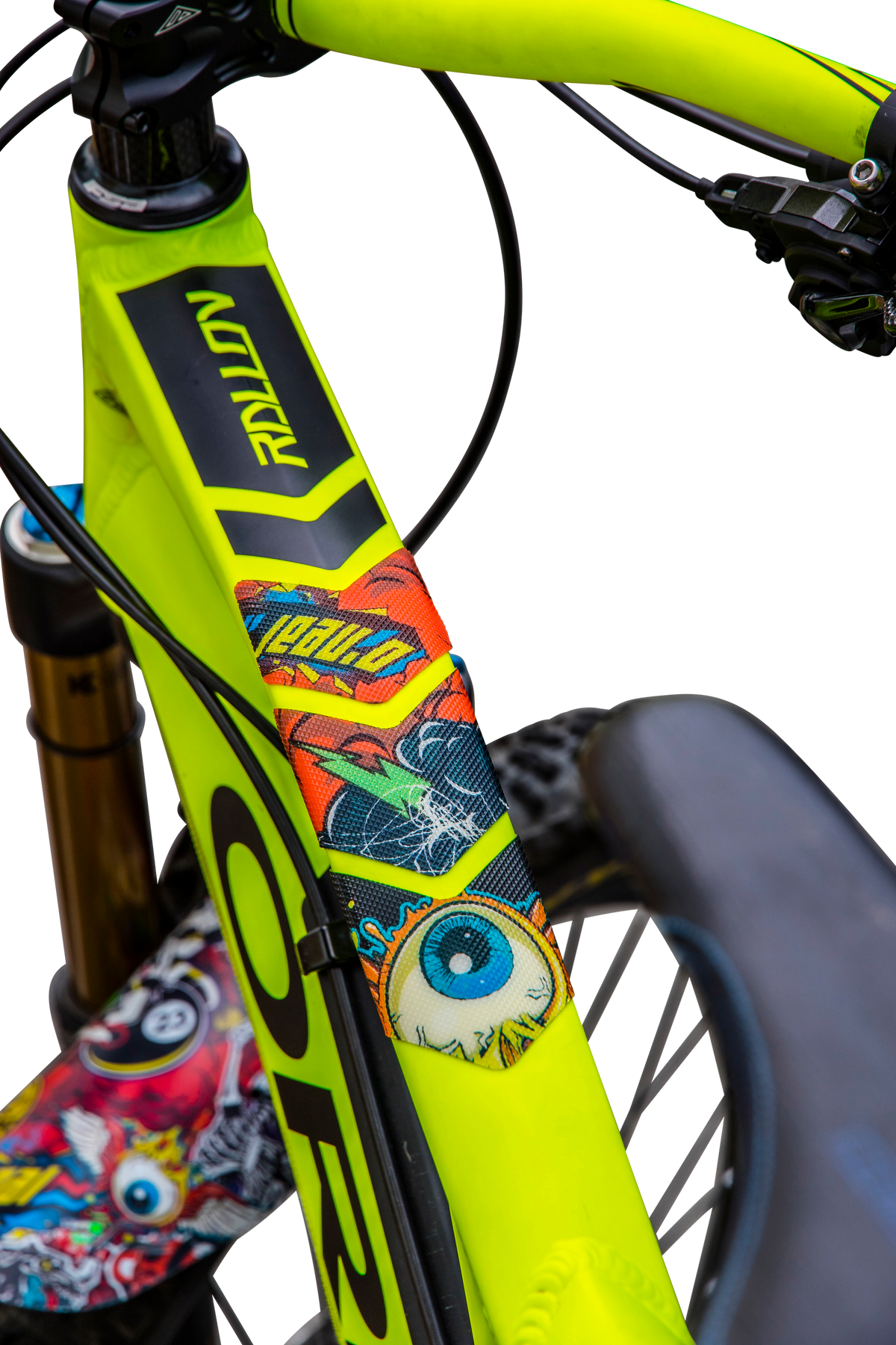 Nahaufnahme eines leuchtend gelben Fahrrads mit AZONIC FRAME GUARDS von AZONIC, die bunte Aufkleber im Comic-Stil wie einen Augapfel und Cartoon-Figuren aufweisen. Der schwarze Lenker und ein Teil des Vorderrads sind sichtbar.