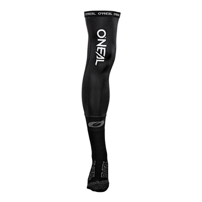 Eine einzelne schwarze O'NEAL PRO XL Kneebrace Socke mit weißem Branding, entwickelt für den sportlichen Einsatz - perfekt als atmungsaktiver Kniestrumpf für Mountainbike- oder Motocross-Fahrer - auf einem schlichten schwarzen Hintergrund.