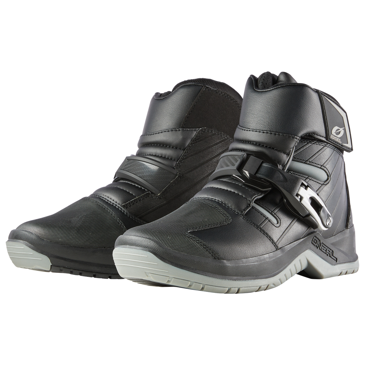 Die O'NEAL RMX SHORTY Stiefel von O'NEAL sind schwarze Motorradstiefel mit grauer Sohle, die mit Klettverschluss und Schnallenverschlüssen für Schutz und Komfort sorgen - ideales, bequemes Schuhwerk für Bike-Fans.