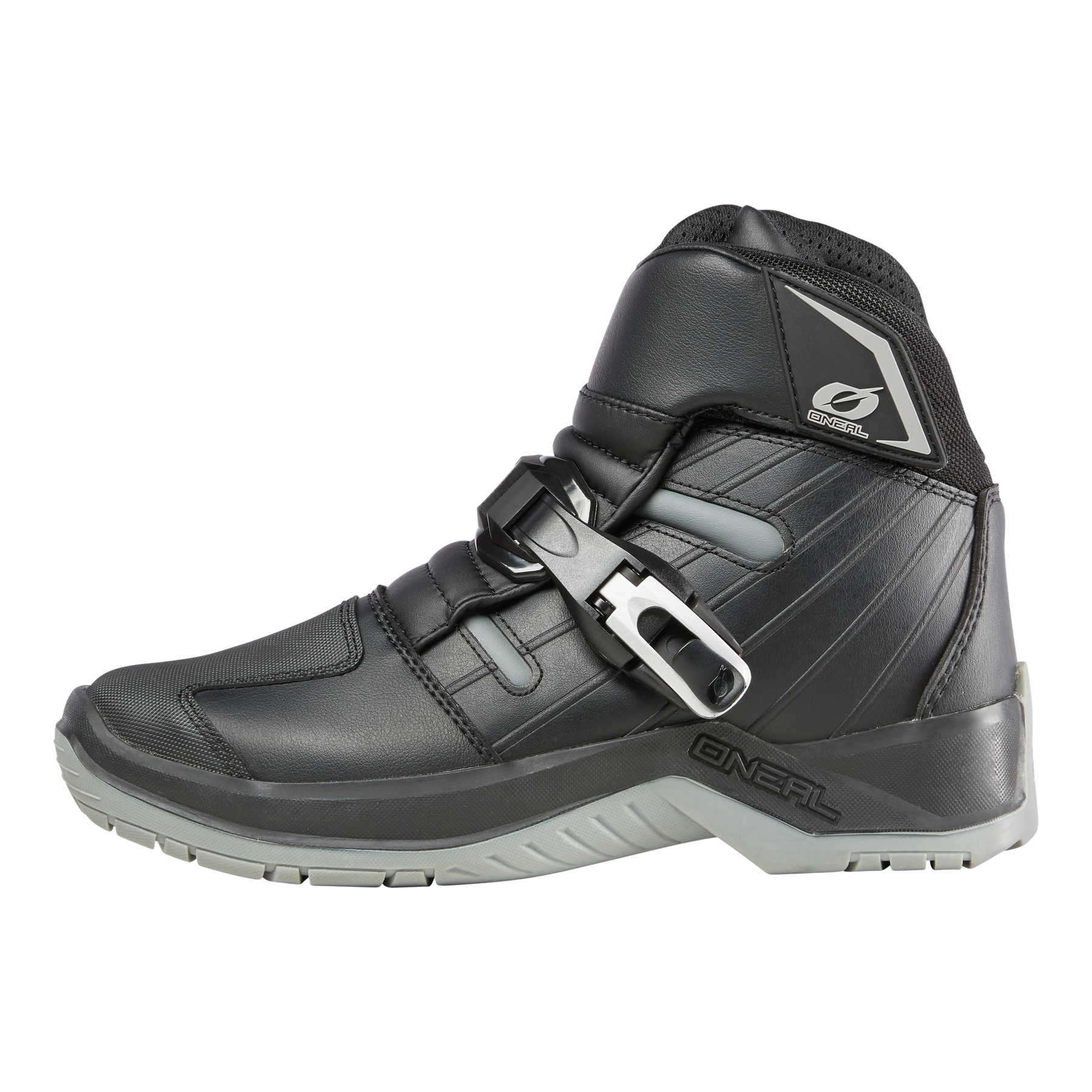 Der O'NEAL RMX SHORTY Stiefel ist ein schwarz-grauer High-Top-Motorradstiefel mit robuster Sohle, Knöchelpolsterung und Klettverschluss mit Metallschnalle - das perfekte Schuhwerk für Ihr nächstes Motorradabenteuer.