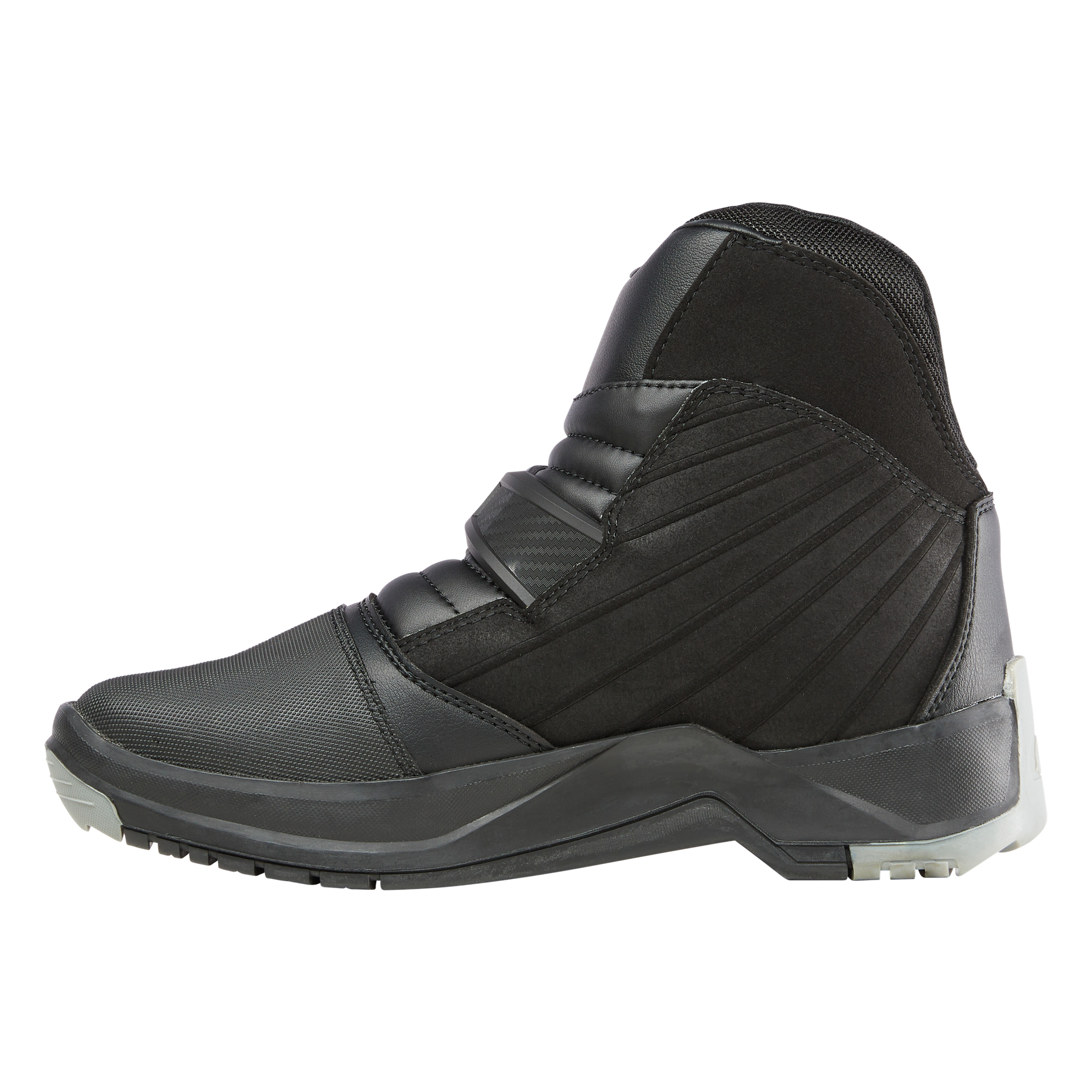 Der O'NEAL RMX SHORTY Stiefel von O'NEAL ist ein schwarzer High-Top-Schuh mit strukturiertem Obermaterial, gepolsterten Partien und einer dicken Rillensohle, die für bequemes Schuhwerk sorgt. Abgebildet in der Seitenansicht auf weißem Hintergrund.