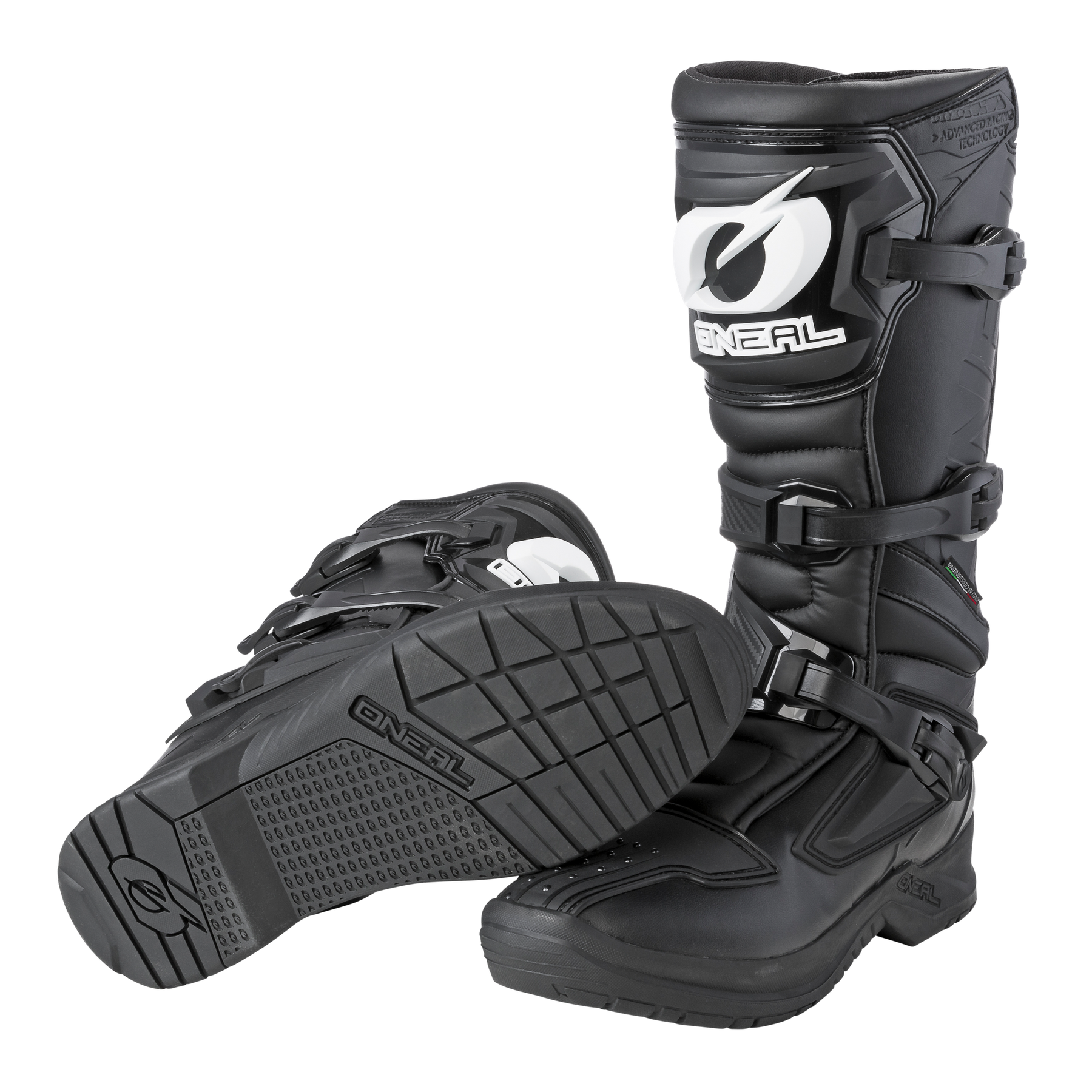 Ein Paar schwarze O'NEAL RSX Stiefel - einer aufrecht und einer auf der Seite mit Profilsohle und Schnallenriemen - tragen beide das auffällige weiße O'NEAL Logo.