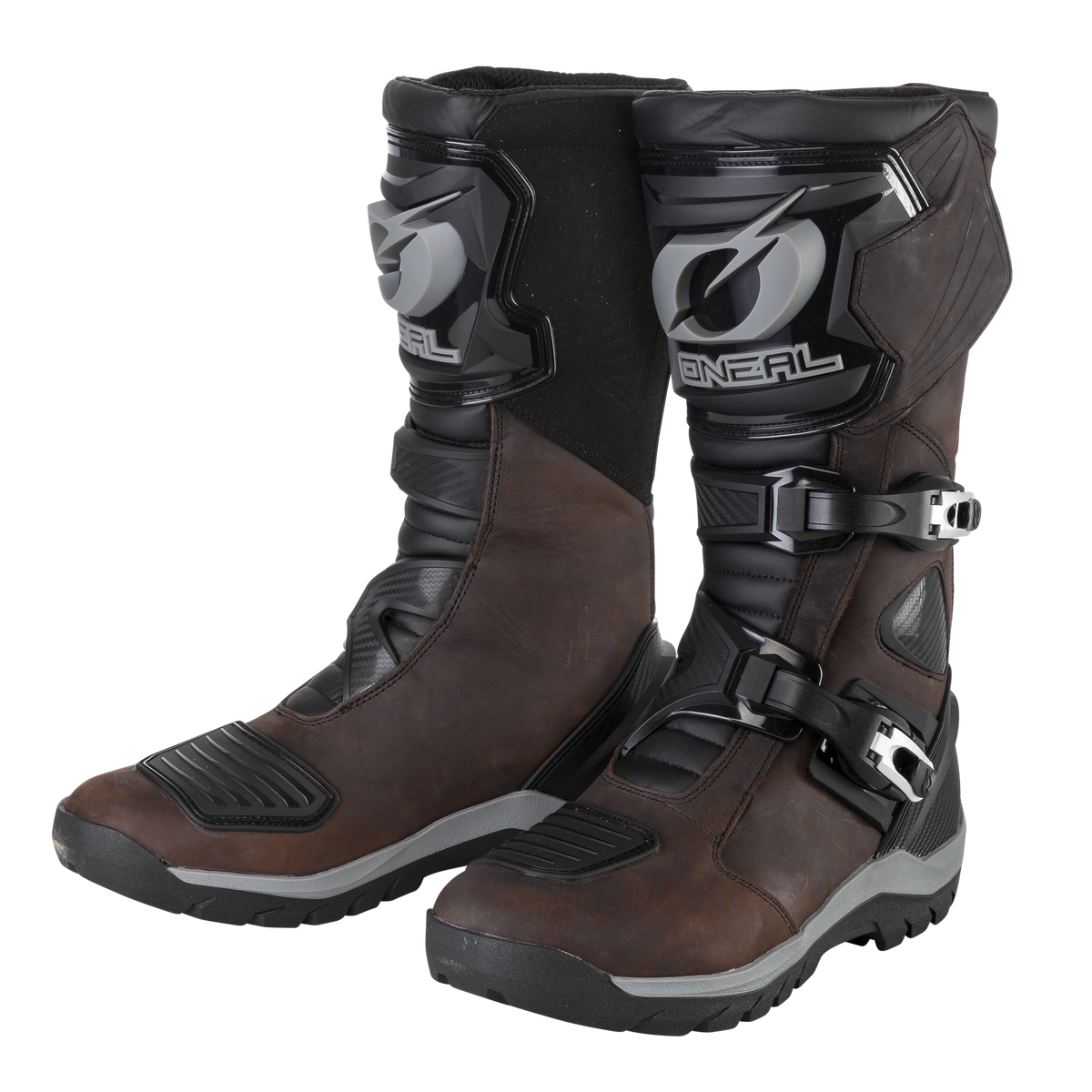 Ein Paar O'NEAL SIERRA PRO Stiefel Motorradstiefel in Braun und Schwarz mit Schienbeinschutz, Schnallenverschlüssen, robusten Sohlen und wasserdichtem Design - ideal für Offroad- oder Motocross-Fahrten.