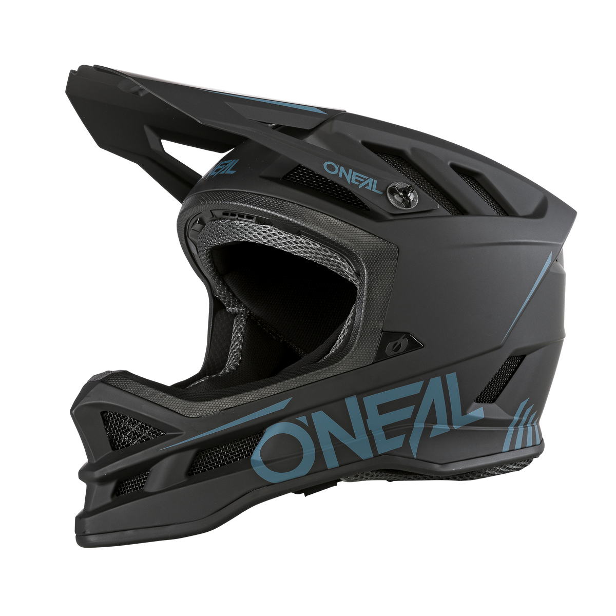 Ein mattschwarzer O'NEAL BLADE Polyacrylite Helm SOLID mit blauen Akzenten und Belüftungsöffnungen, entwickelt für Mountainbiking oder Motocross, wird von der Seite auf einem einfarbigen Hintergrund gezeigt.