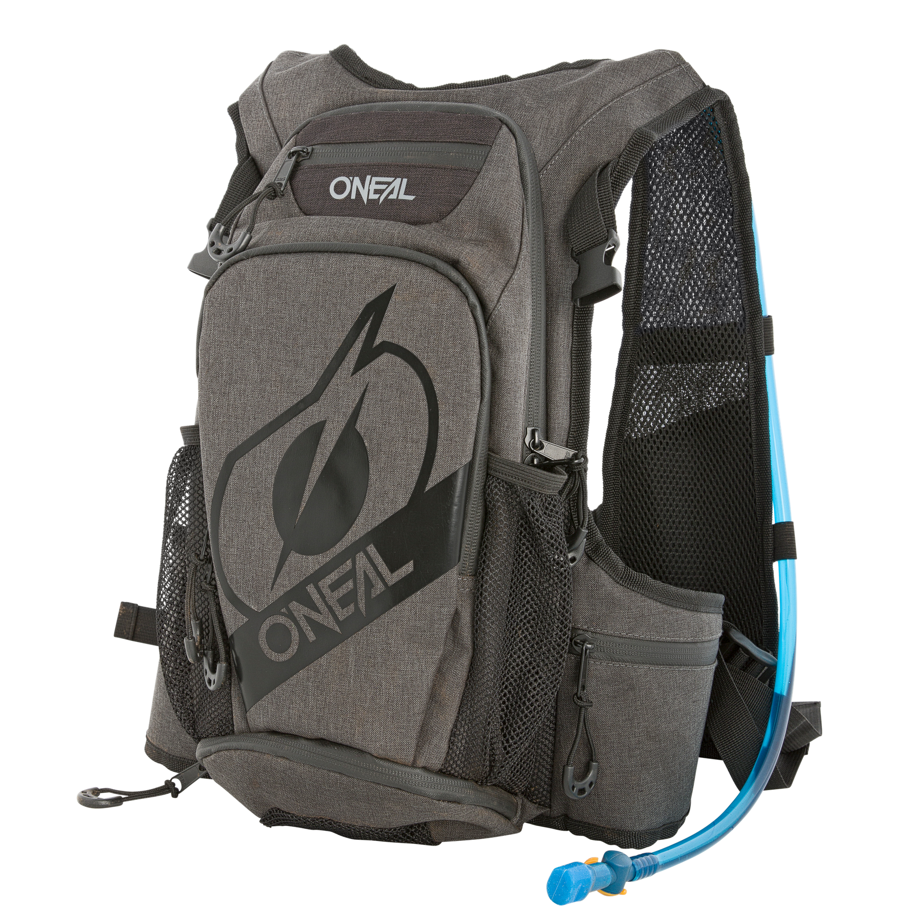Der graue O'NEAL ROMER Hydration Rucksack bietet reichlich Stauraum, mehrere Fächer mit Reißverschluss, seitliche Netztaschen, gepolsterte Schultergurte und einen blauen Trinkschlauch für freihändige Flüssigkeitszufuhr.