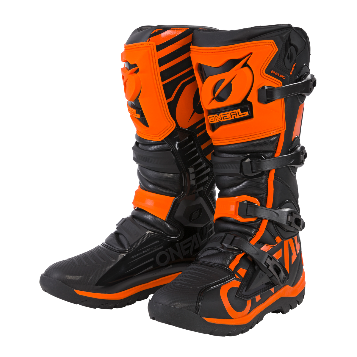 Der O'NEAL RMX Adventure Boot zeichnet sich durch schwarze und orange Farben, Schnallen, schützende Polsterung und das O'NEAL-Branding aus - eine ideale Ergänzung für jede Motorsportausrüstung.