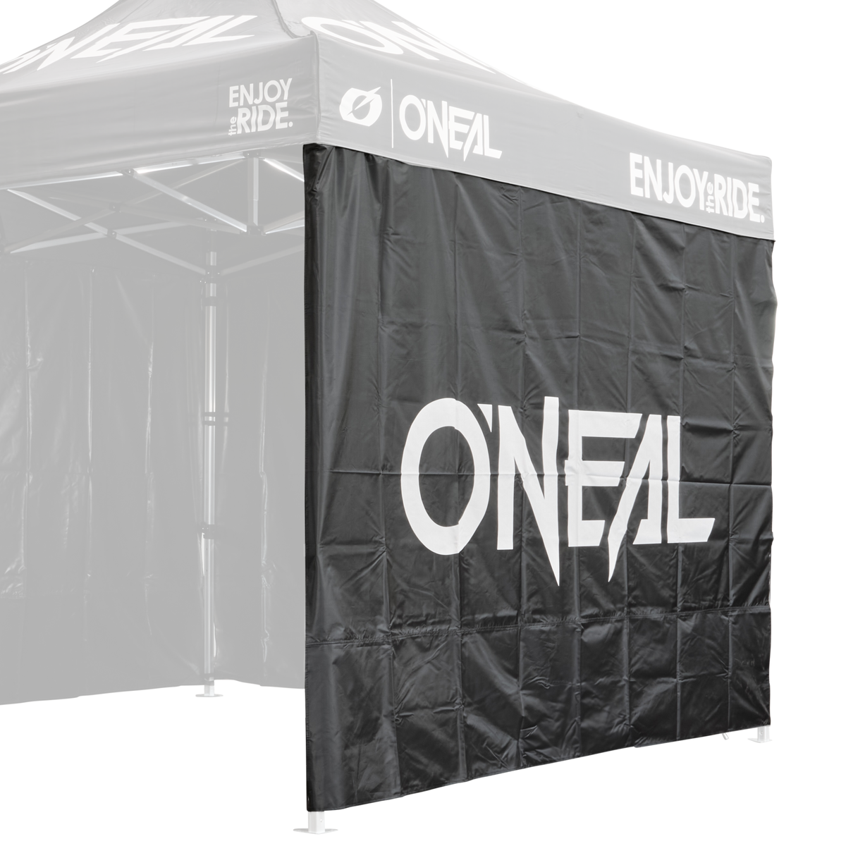 Eine schwarze O'NEAL RACE TENT Seitenwand mit "O'NEAL" und "ENJOY THE RIDE." in Weiß auf dem Vordach und der Seitenwand. Der metallene Zeltrahmen ist teilweise sichtbar.