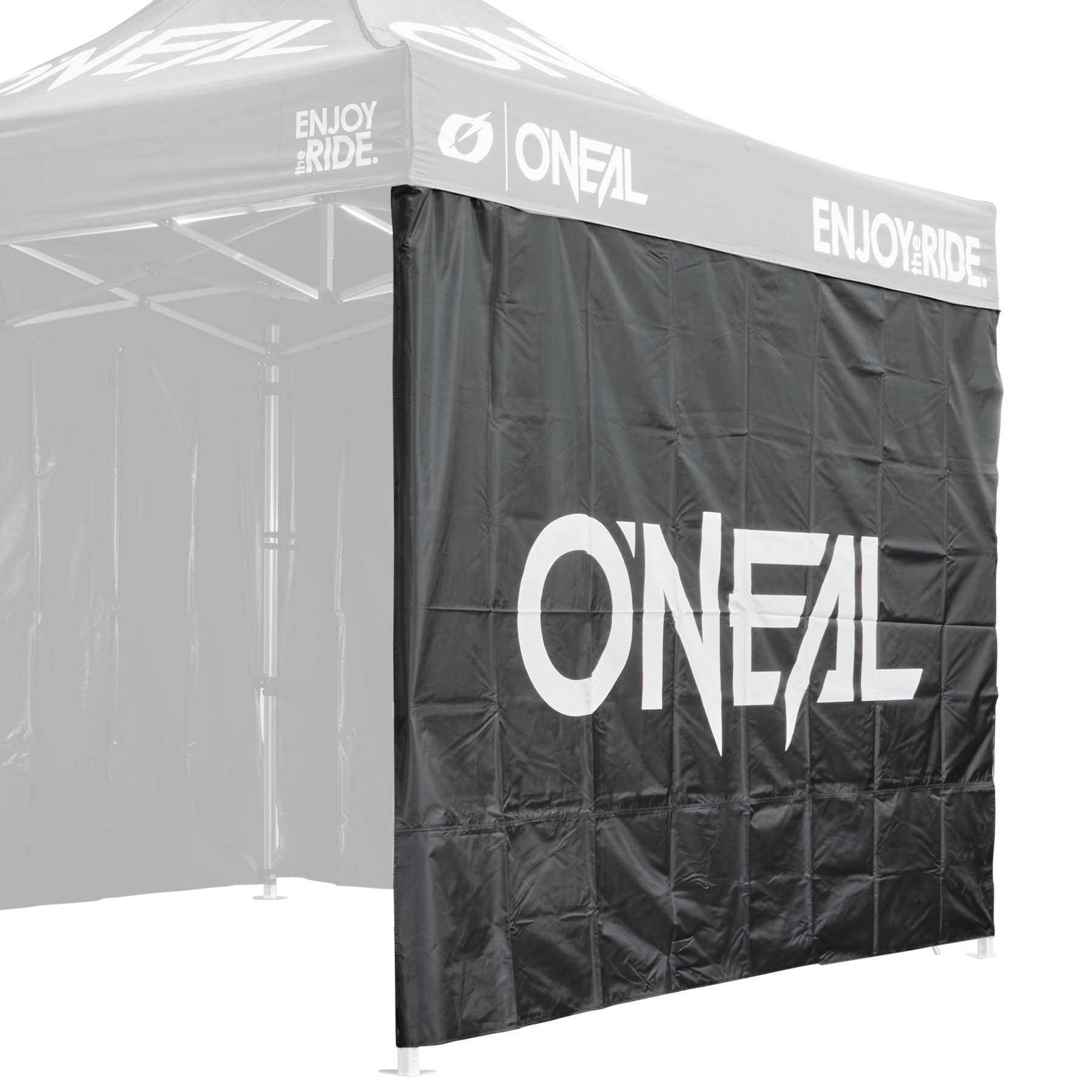 Eine schwarze O'NEAL RACE TENT Seitenwand mit "O'NEAL" und "ENJOY THE RIDE." in Weiß auf dem Vordach und der Seitenwand. Der metallene Zeltrahmen ist teilweise sichtbar.