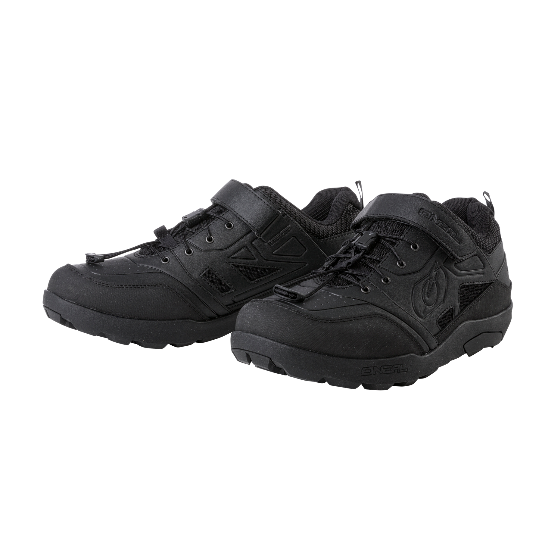 Ein Paar O'NEAL TRAVERSE FLAT Schuh von O'NEAL in Schwarz mit dicker Sohle, Schnürung vorne und Klettverschlussriemen stehen nebeneinander auf einem schlichten schwarzen Untergrund für optimalen Halt.