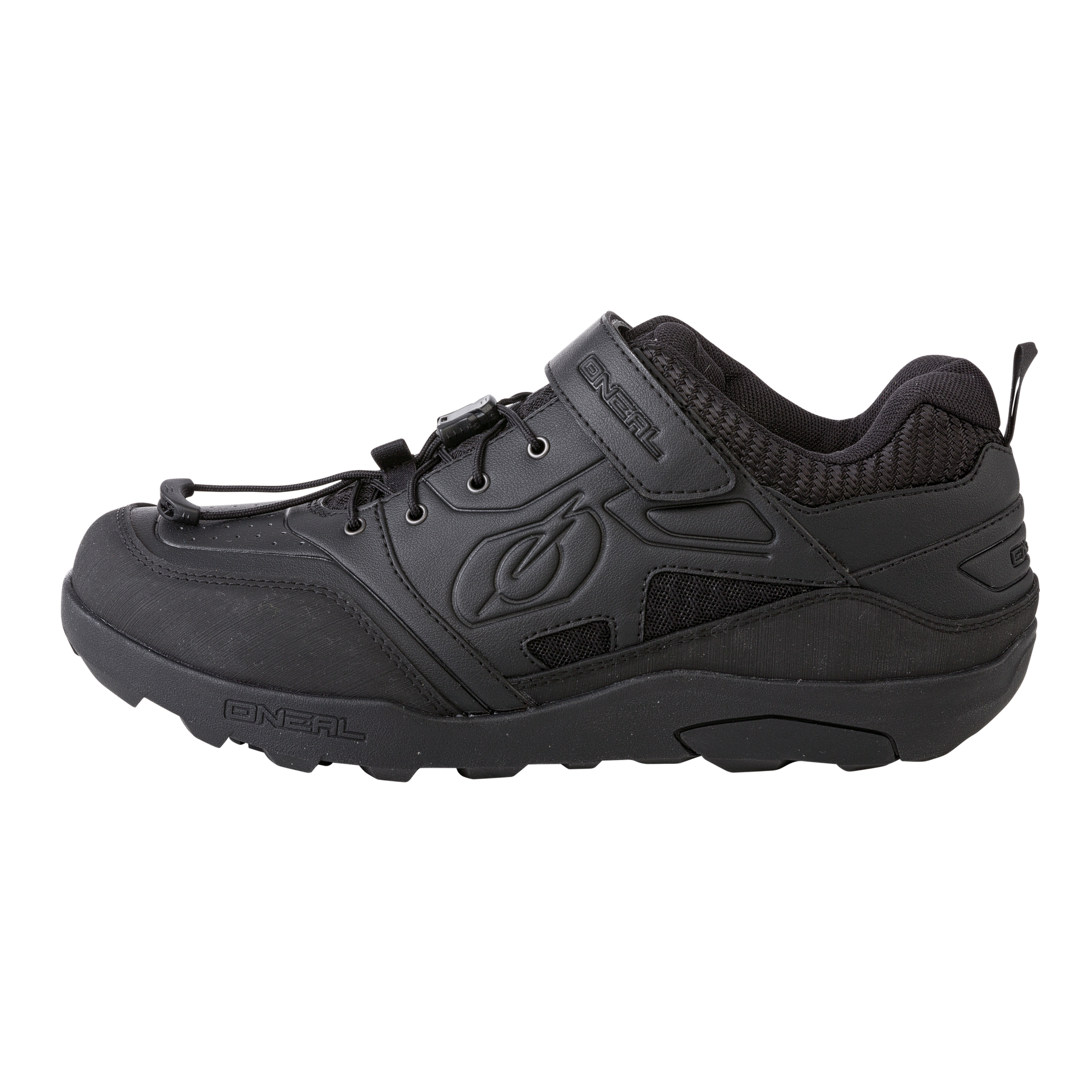 Der O'NEAL TRAVERSE FLAT Schuh in Schwarz hat eine robuste Sohle, eine Schnürung vorne und einen Klettverschluss für optimalen Halt, Haltbarkeit und Komfort.