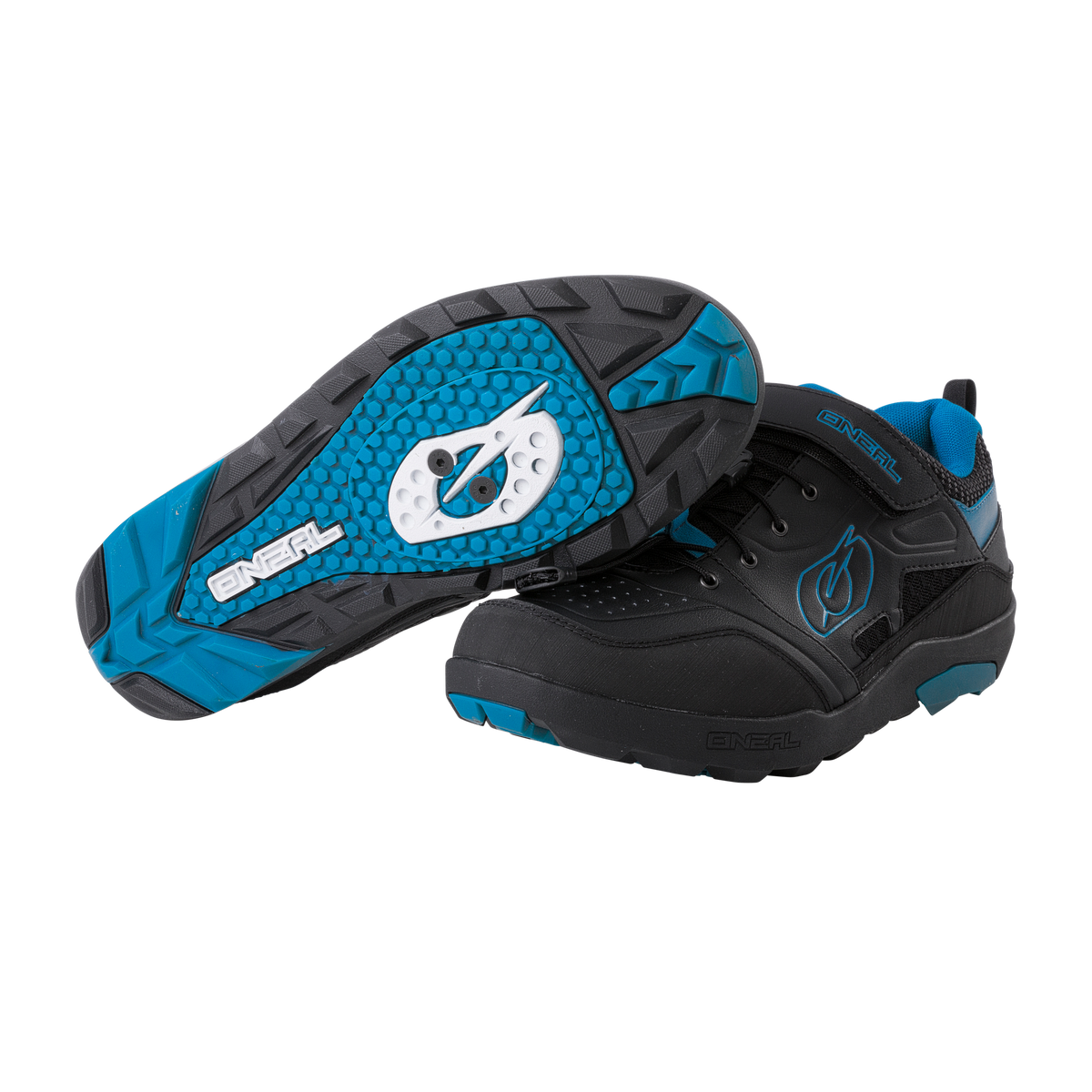 Ein Paar O'NEAL TRAVERSE SPD Schuhe in schwarz und blau, mit robusten Sohlen für maximalen Schutz auf jedem Terrain. Ein Schuh ist aufrecht und zeigt die Marke O'NEAL, während der andere sein Profil zeigt.