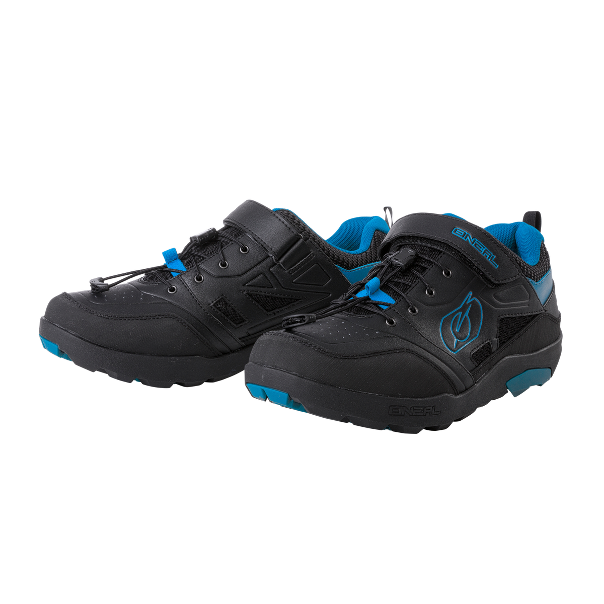 Ein Paar O'NEAL TRAVERSE SPD Schuhe von O'NEAL in schwarz mit blauen Akzenten, mit Klettverschluss und Gummisohle für maximalen Schutz, dargestellt auf weißem Hintergrund.