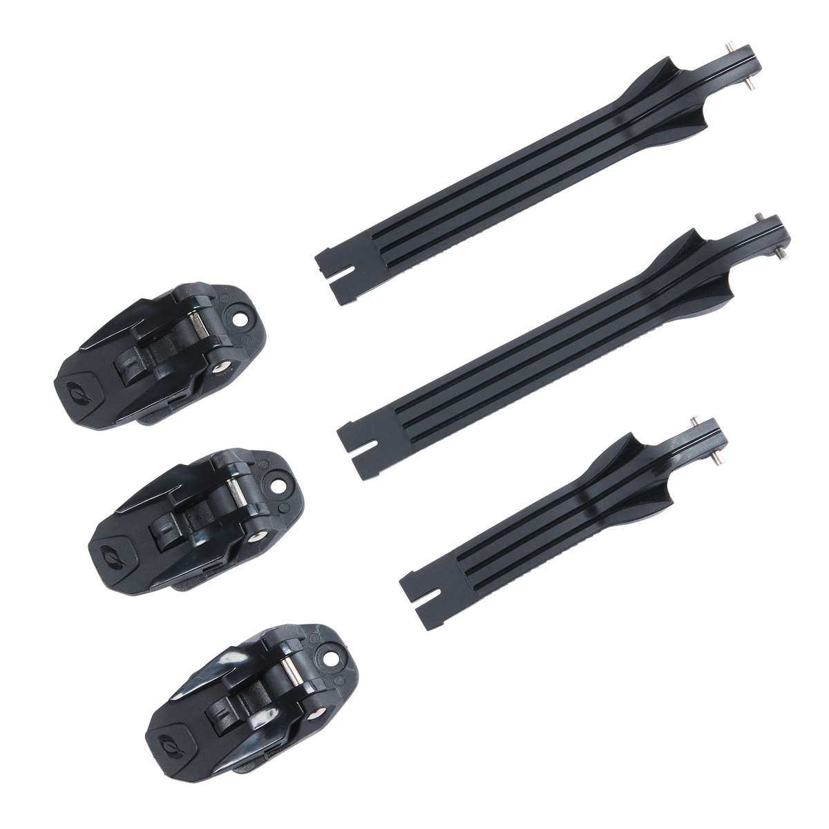 Vier schwarze Kunststoffclips und drei schwarze, gerillte Befestigungsklammern aus dem O'NEAL RIDER PRO Yout Boot Full Buckle/Strap Kit von O'NEAL, angeordnet auf weißem Hintergrund. Geeignet für den Zusammenbau oder die Reparatur von Stiefelriemen.