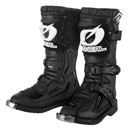 Ein Paar schwarze O'NEAL RIDER PRO Stiefel Kinder Motocross-Stiefel mit Metallkappen, verstellbaren Schnallen, verstärkten Schienbeinplatten und auffälligen weißen O'Neal-Logos - die perfekten Offroad-Stiefel von O'NEAL für junge Fahrer.