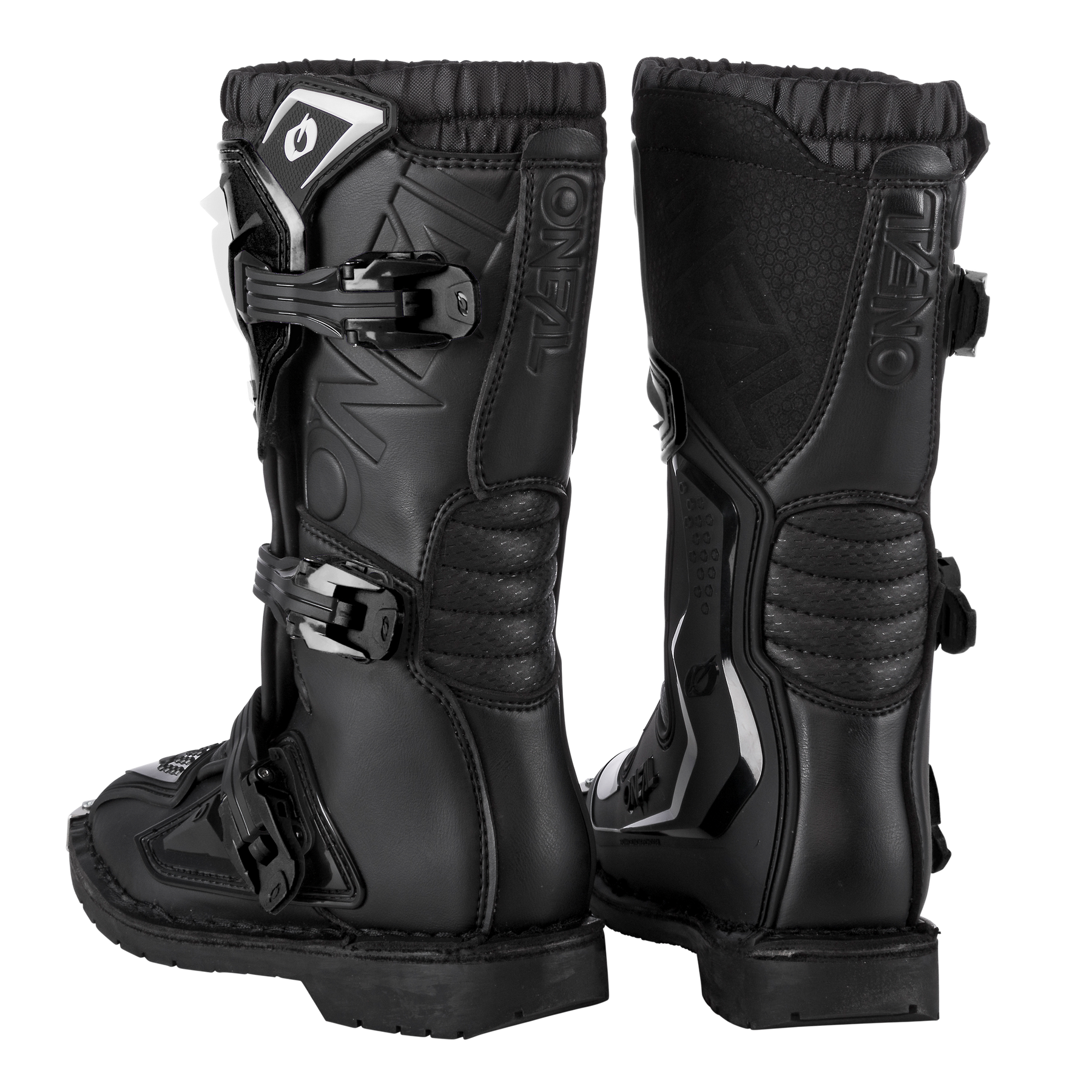 Ein Paar schwarze O'NEAL RIDER PRO Stiefel Kinder von O'NEAL, mit Schutzpolsterung, verstellbaren Schnallen, verstärkten Sohlen und strukturierten Details, von der Seite und von hinten gezeigt.