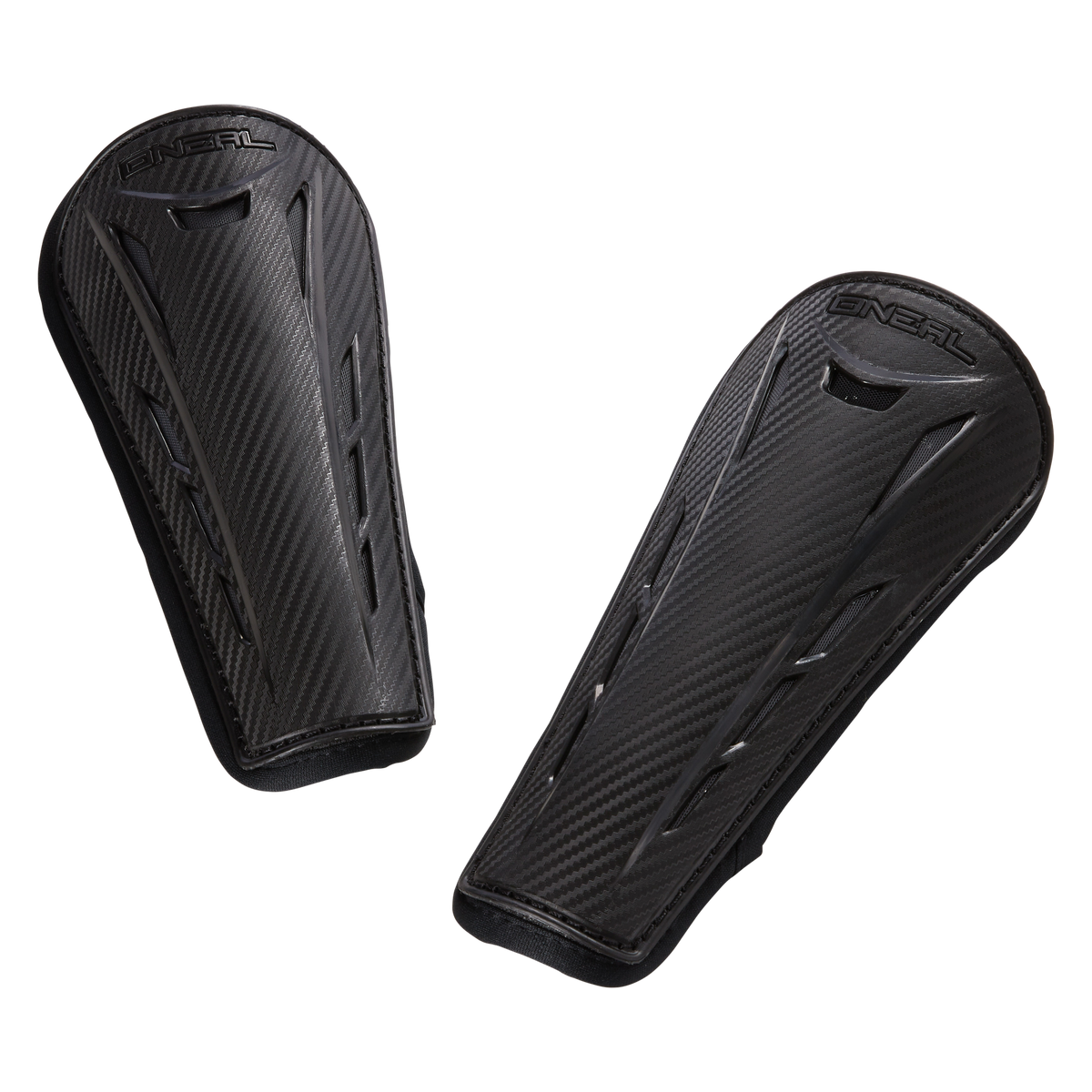 Zwei schwarze O'NEAL Protector Set MTB Protector Socken mit Kohlefasermuster und Belüftungsschlitzen bieten Beinschutz beim Sport oder Motorradfahren. Der Markenname "O'NEAL" erscheint oben auf jeder Socke.