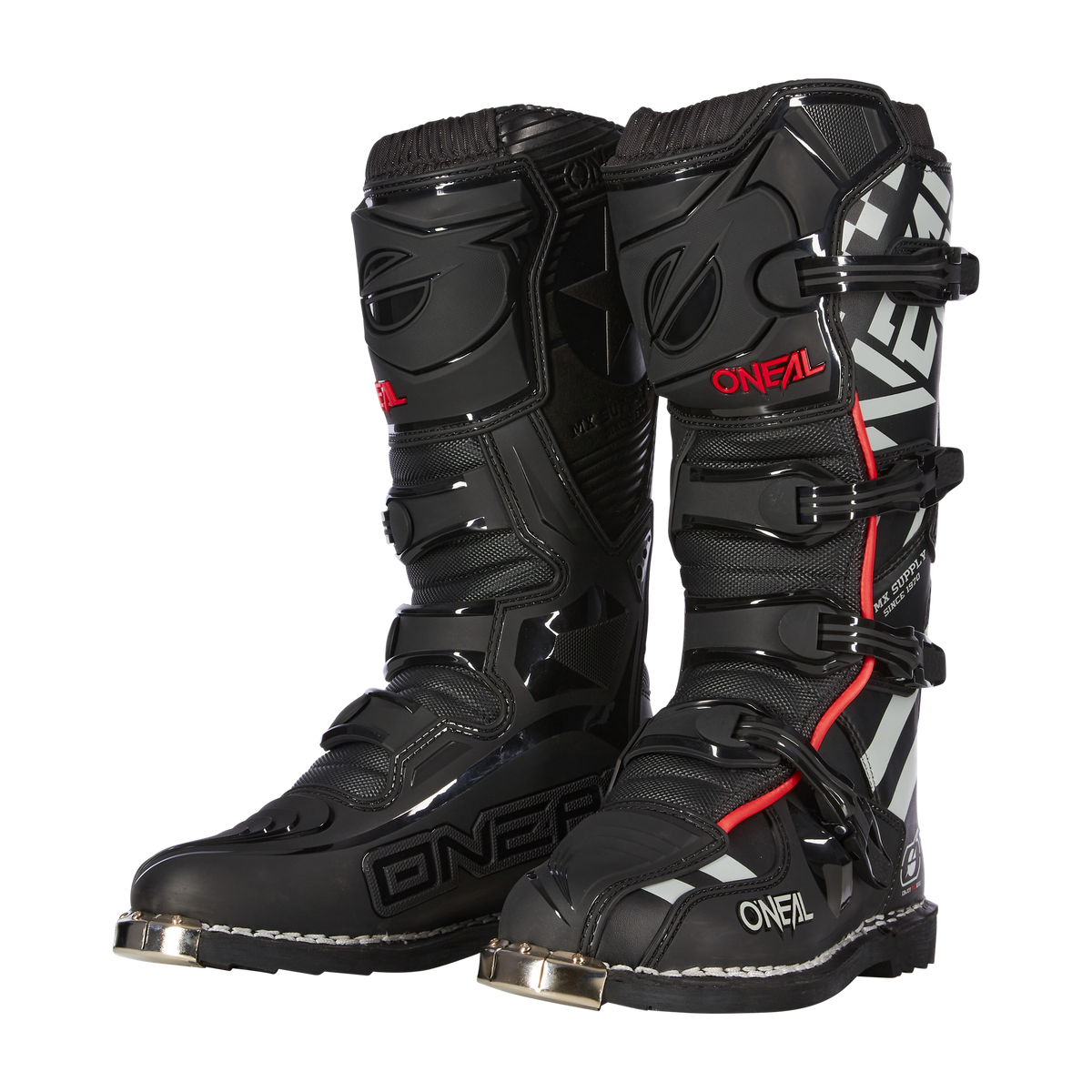 Ein Paar O'NEAL TRIBUTE Stiefel SQUADRON Motocross-Stiefel in Schwarz mit silbernen, weißen und roten Akzenten, Metallkappen an den Zehen und verstellbaren Schnallen - ideales MX-Zubehör für Motorsportfans, die auf der Suche nach einer Top-Ausrüstung für den Offroad- oder Motorradsport sind.